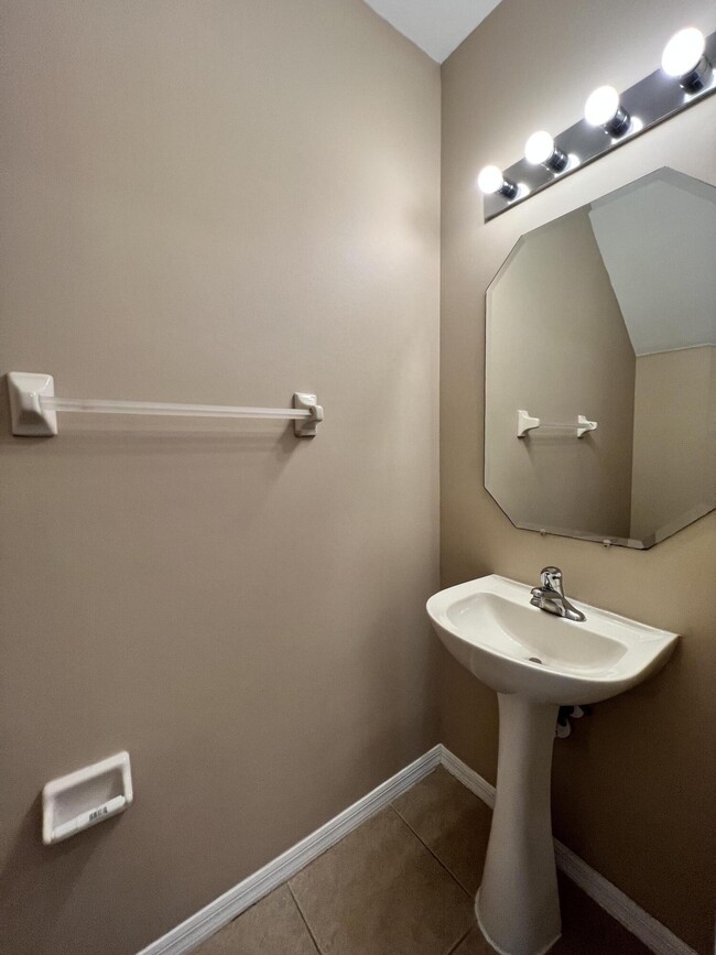 Building Photo - 2078 SE Glen Ridge Dr