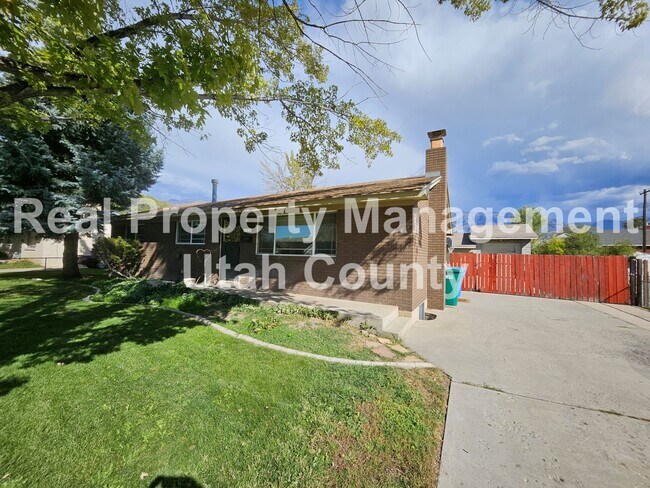 Foto del edificio - Detached Garage and New Carpet