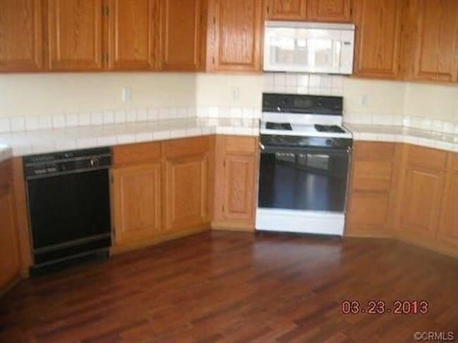 Building Photo - Charming Home with Pergo Floors...Just minutes from the lake!!