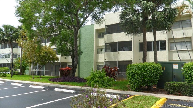 Foto del edificio - 6075 N Sabal Palm Blvd