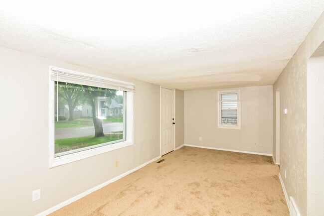 Building Photo - WINTER SPECIAL!! Comfortable, 2 Bed, 1 Bat...