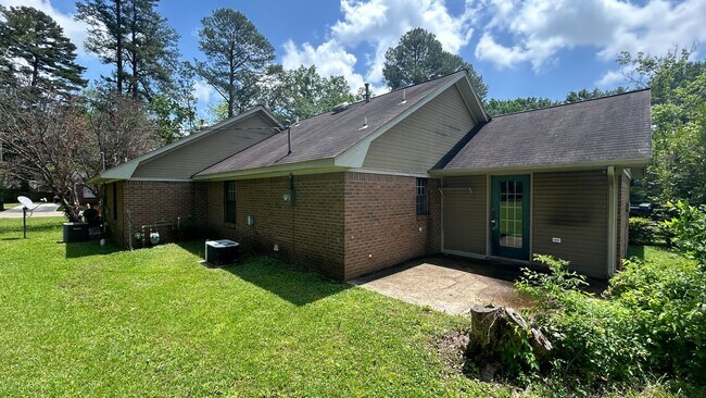 Building Photo - Renovated 2 Bedroom 1 Bath Duplex for Rent!