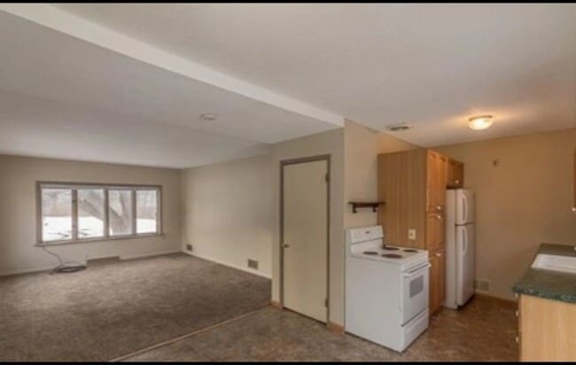 Building Photo - 802 Le Hillier St