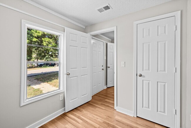 Building Photo - Newly Renovated 3 Bedroom 2 Bathroom Home