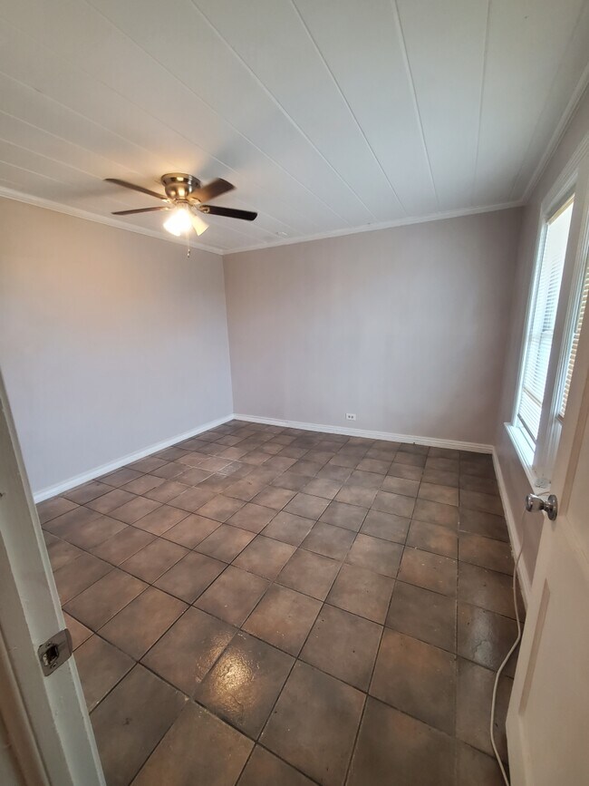 Dormitorio - 7409 N Doffing Rd