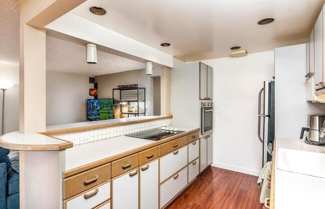 Building Photo - 2 bedroom in Seattle WA 98199