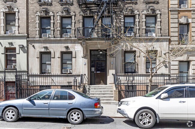 Entrada - 90 Wadsworth Ave