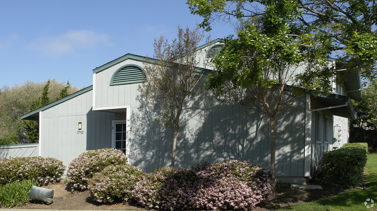 Building Photo - 3742 Silver Oaks Way