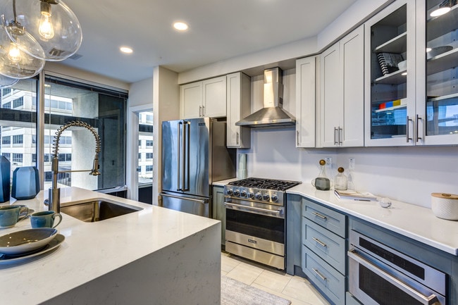 The Monroe - Kitchen - Icon Norfolk Apartments