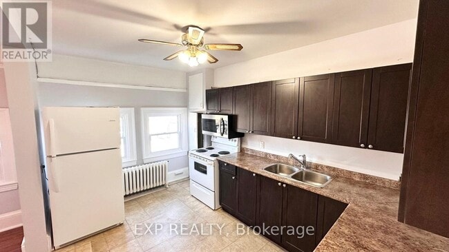 Building Photo - 2 Russell St E