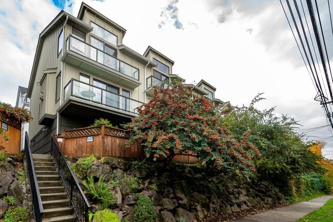 Building Photo - Modern & Spacious 2+ Bedroom/3.25 Bath Vie...