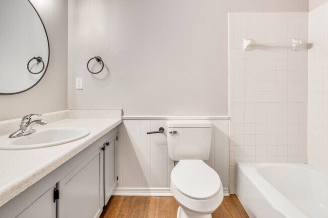 Foto del edificio - 1227 Lakecrest Dr