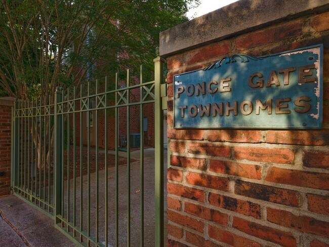 Foto del edificio - 685 Bonaventure Ave NE