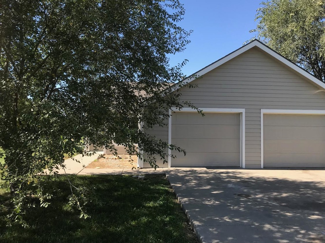 301 Washington St, Baldwin City, KS 66006 Townhouse for Rent in