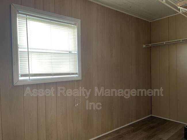 Foto del edificio - 5016 Strawberry Plains Pike