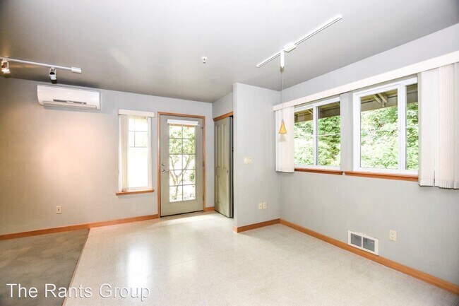 Building Photo - 1421 W Bay Dr NW
