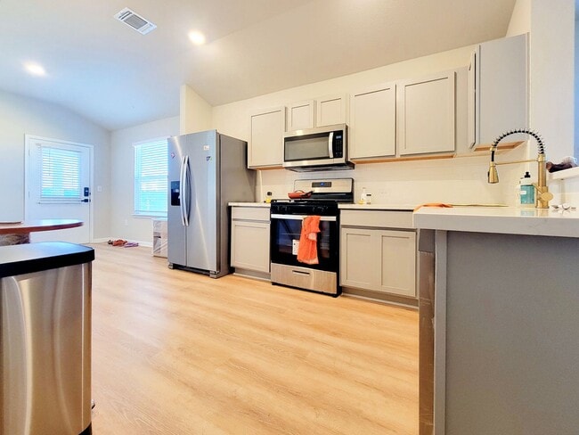 Building Photo - Spacious 4-Bedroom, 2-Bathroom Single Family Home in Austin!