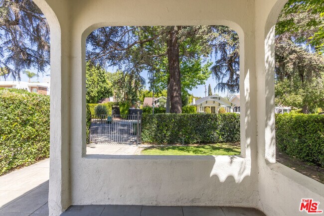 Foto del edificio - 1553 N Stanley Ave