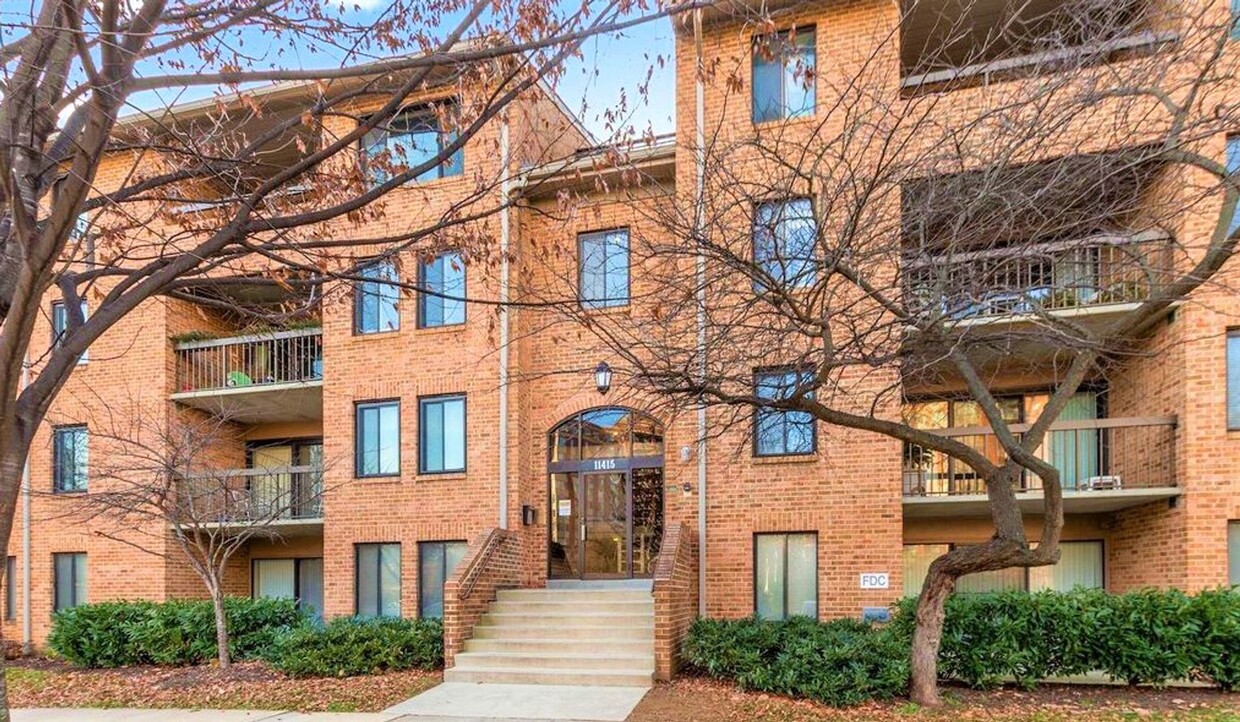 Primary Photo - B I G Beautiful 2BR/2BA Condo, Balcony & W...