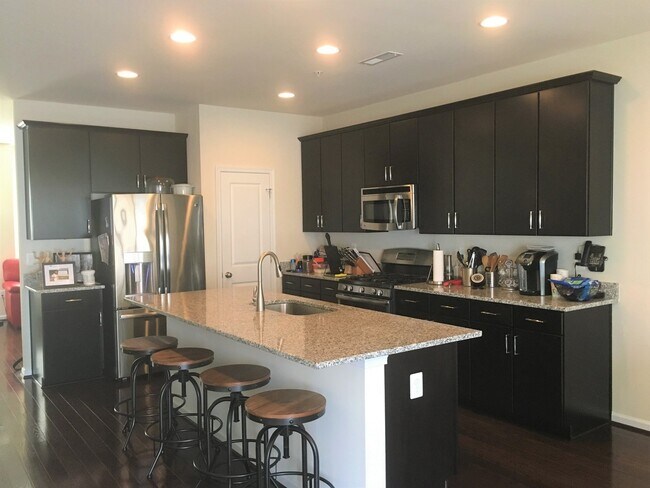 Building Photo - Gorgeous 3 BR/2.5 BA Townhome in Severn!