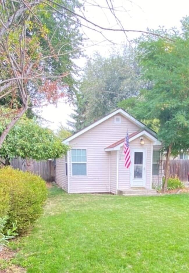 Building Photo - Refurbished Midtown Home