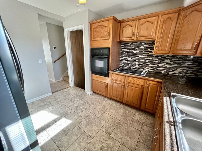 Building Photo - Adorable 3 bedroom townhome!