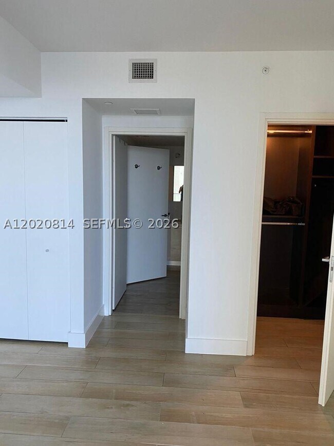 Building Photo - 1300 Brickell Bay Dr