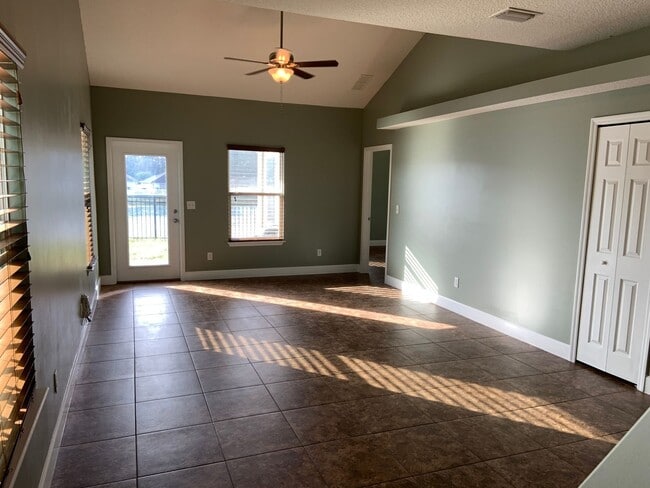 Building Photo - Gorgeous 3 Bedroom 2.5 Bath Townhouse at T...