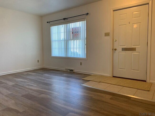 Foto del edificio - 555 Edward St