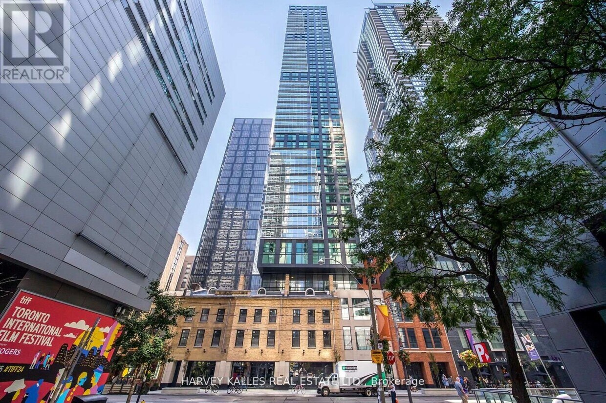 Primary Photo - 327-4327 King St W