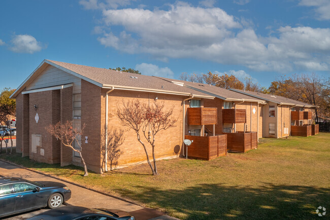 Building Photo - Villas Del Rey Apartments