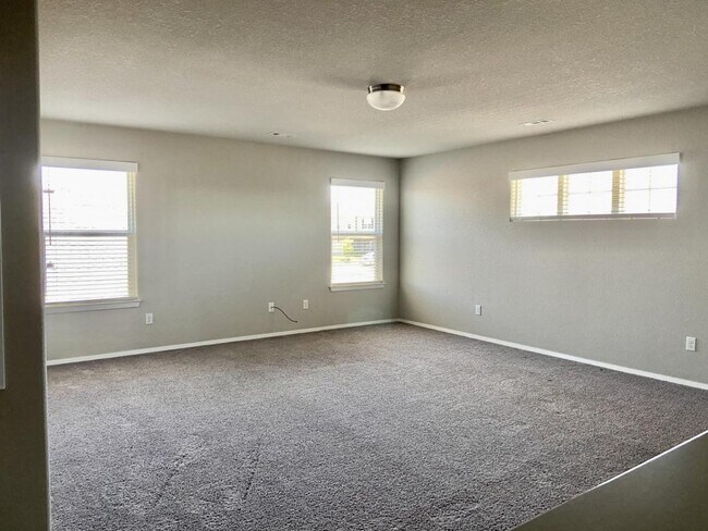 Building Photo - 1570 Edinburgh Dr