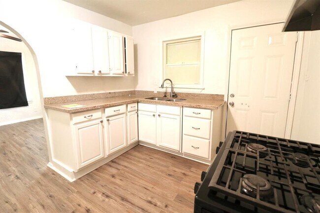 Building Photo - 604 W Peach St