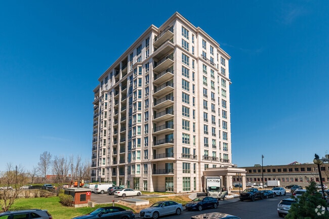 Building Photo - Majestic