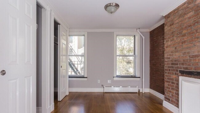 Building Photo - 118 E 7th St