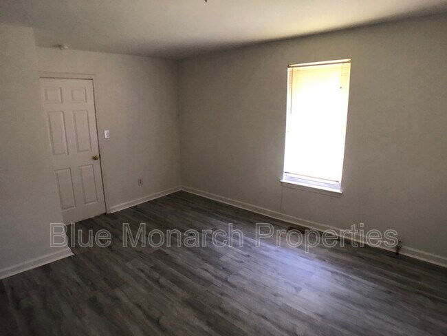 Foto del edificio - 305 Rogers Lake Rd