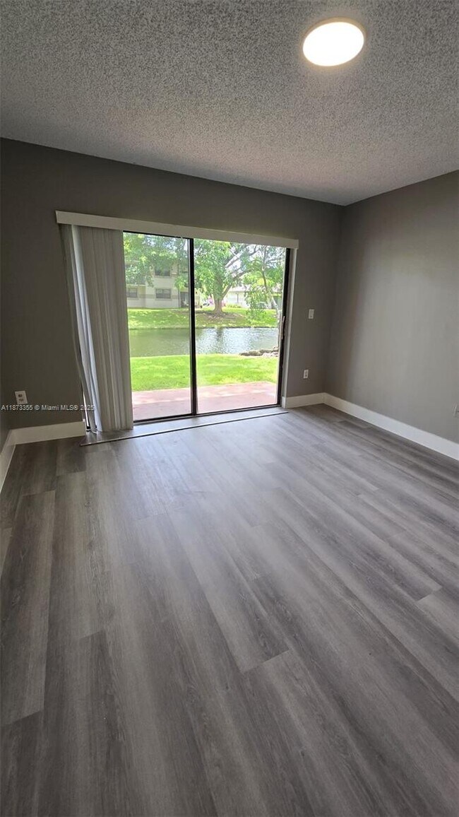 Foto del edificio - 9934 Nob Hill Ln