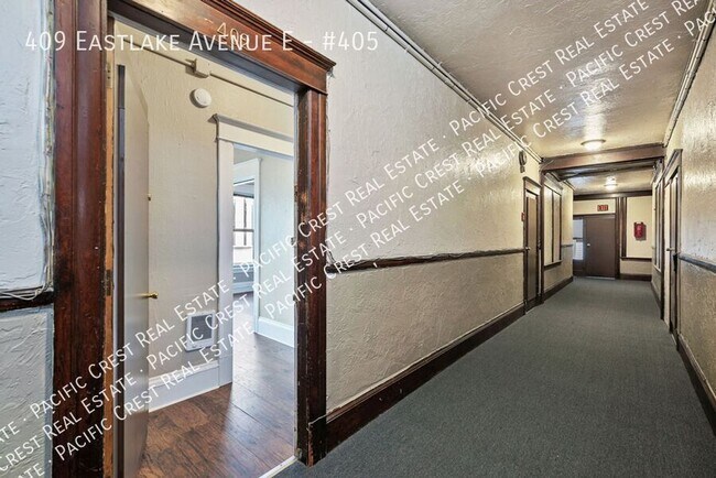 Building Photo - Huge Top Floor One Bedroom on Eastlake! Bl...
