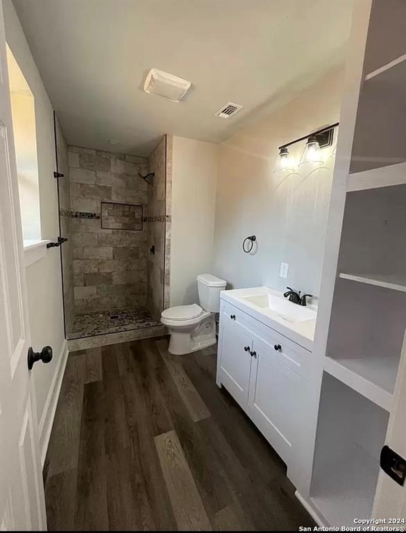 Building Photo - 406 Oak Country