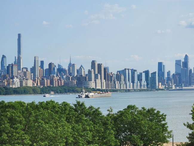 Foto del edificio - MAGNIFICENT VIEWS OF NYC - Price Reduction...