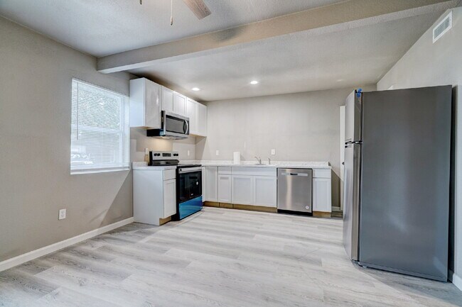 Building Photo - Remodeled 2 Bedroom + Bonus Room