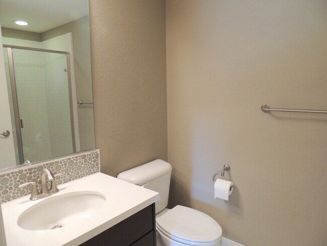 Foto del edificio - Hurry! RARE VACANCY! 3 BR Model home with ...