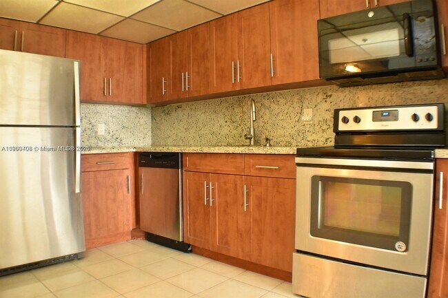 Foto del edificio - 4101 Pine Tree Dr