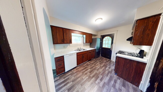 Building Photo - 5 Bed 1 Bath Single Family Home For Rent