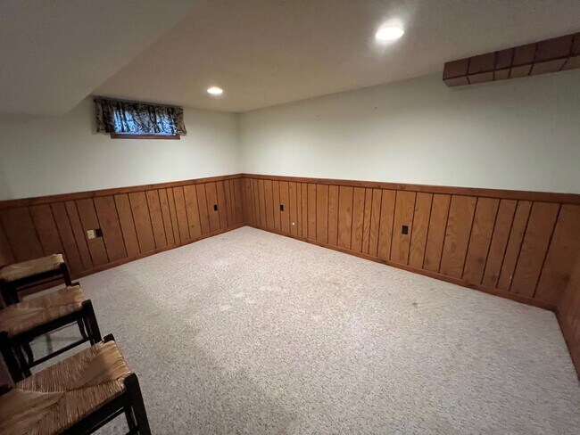 Building Photo - 2 BDRM, 2 BA, Full Basement, 1300 sqft