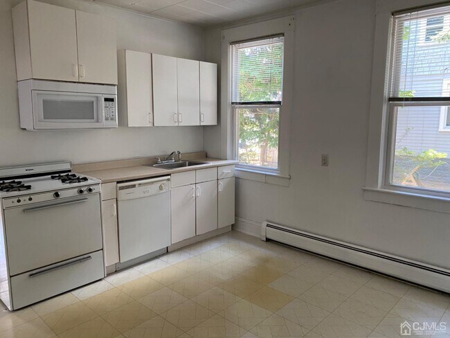 Building Photo - 427 Benner St
