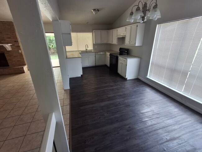 Building Photo - 2611 Lakeledge