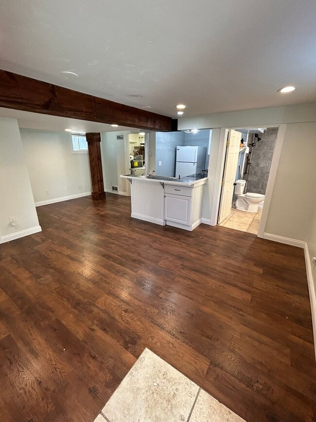 Building Photo - 304 9th Ave W