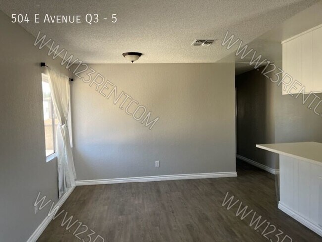 Building Photo - 2BD/ 1BTH 2ND FLOOR APARTMENT EAST PALMDALE