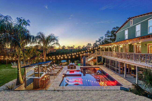 Foto del edificio - #1 Largest Tampa Private Compound  11BR Sl...